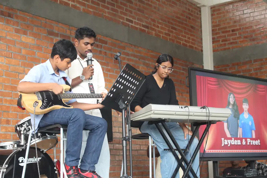 Guitar, vocals and keys trio at Live Concert 3.0
