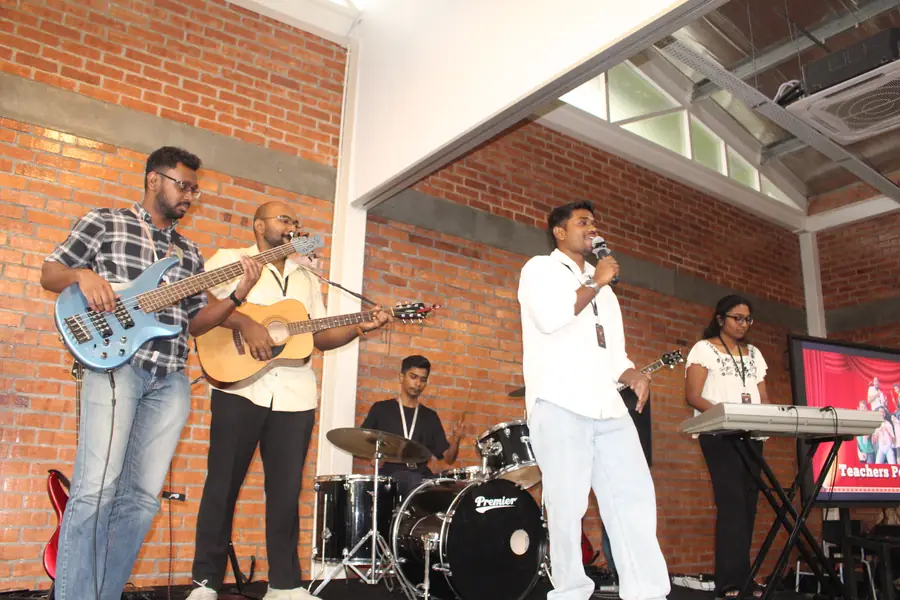 Full band on stage at Live Concert 3.0